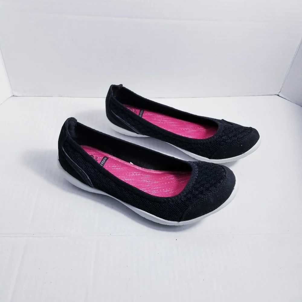 ATHLETIC WORKS SLIP ON BLACK AND WHITE SHOES SIZE 6.5